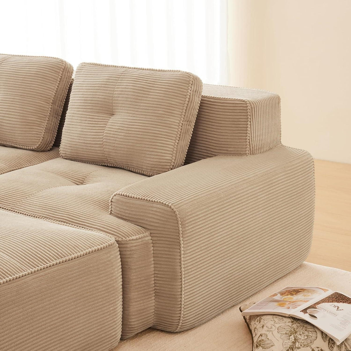 Extrabreite Armlehne des Cord Ecksofas in Beige