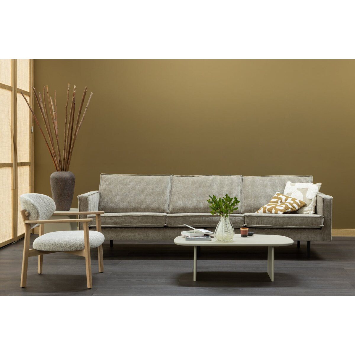 Metallfüße und Bodenfreiheit des Cord Sofas RODEO