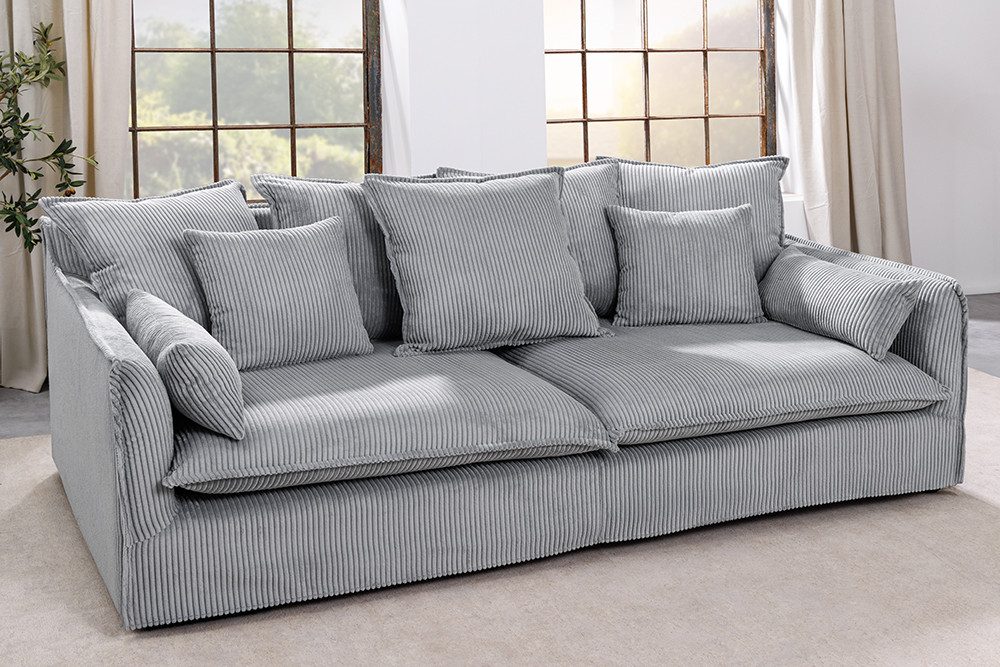 Detail der Pappelholzfuesse des Sofas HEAVEN