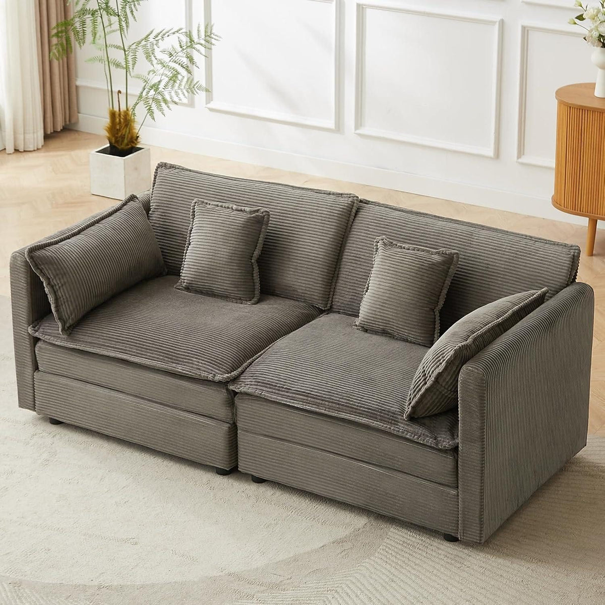 Cord Ecksofa in L-Form aufgestellt
