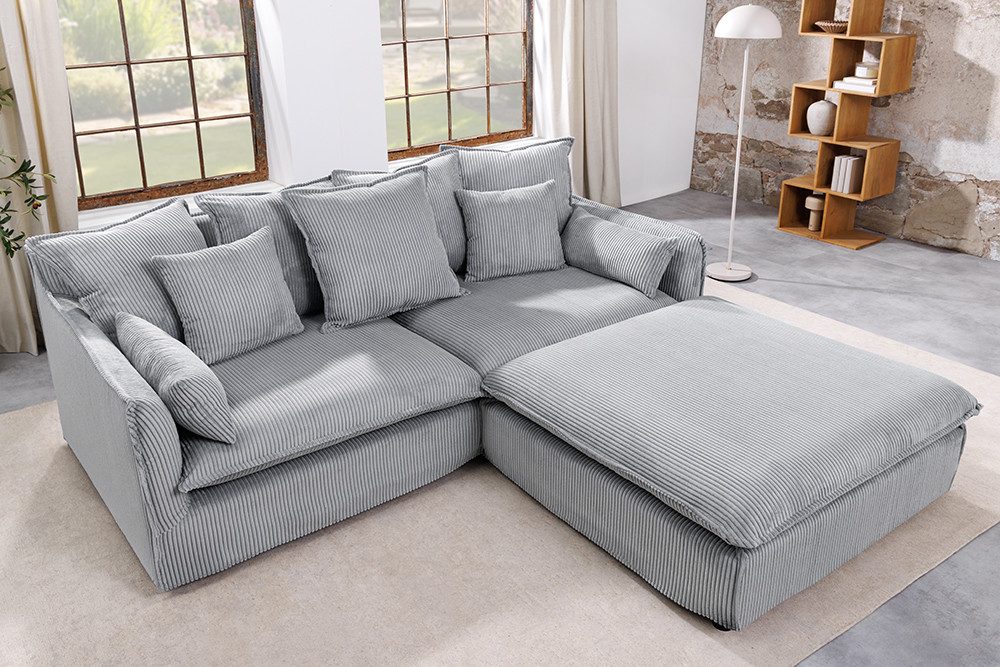Hellgraues Cordsofa im Wohnzimmer