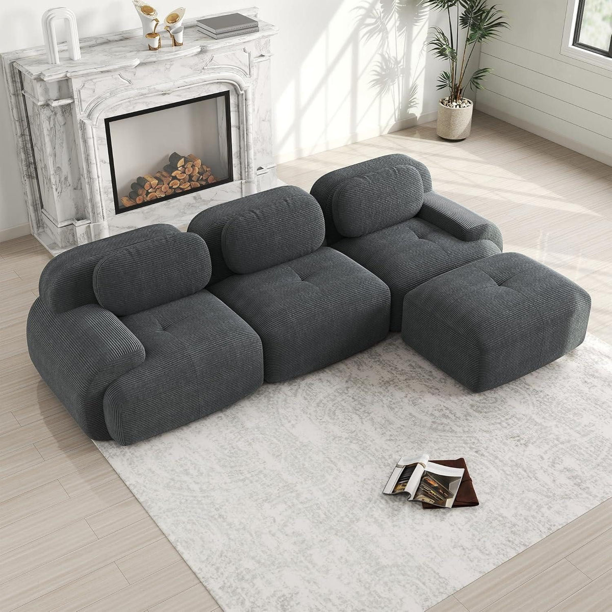 Geschwungene Armlehne des grauen Cord Ecksofas