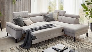 Querschläfer-Funktion des Cord Ecksofas ARNAYON mit ausgezogener Liegefläche