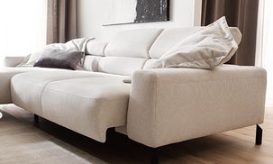 Sitzvorzug auf Knopfdruck am ANTONELLI Ecksofa