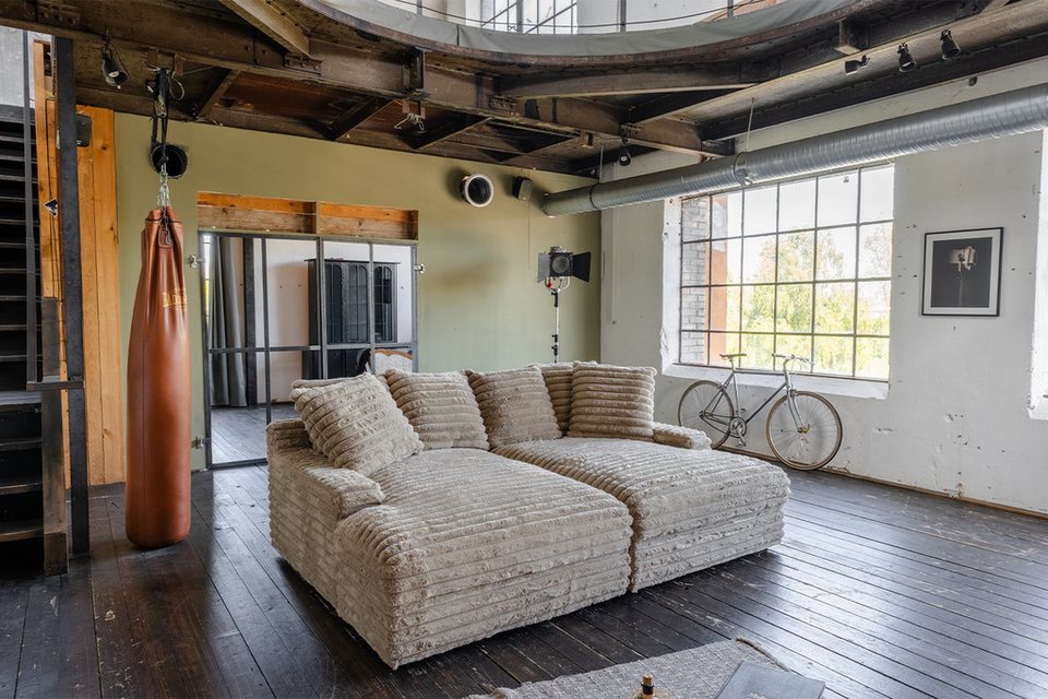 Big Sofa CADY in Taupe aus Megacord mit sechs Rückenkissen