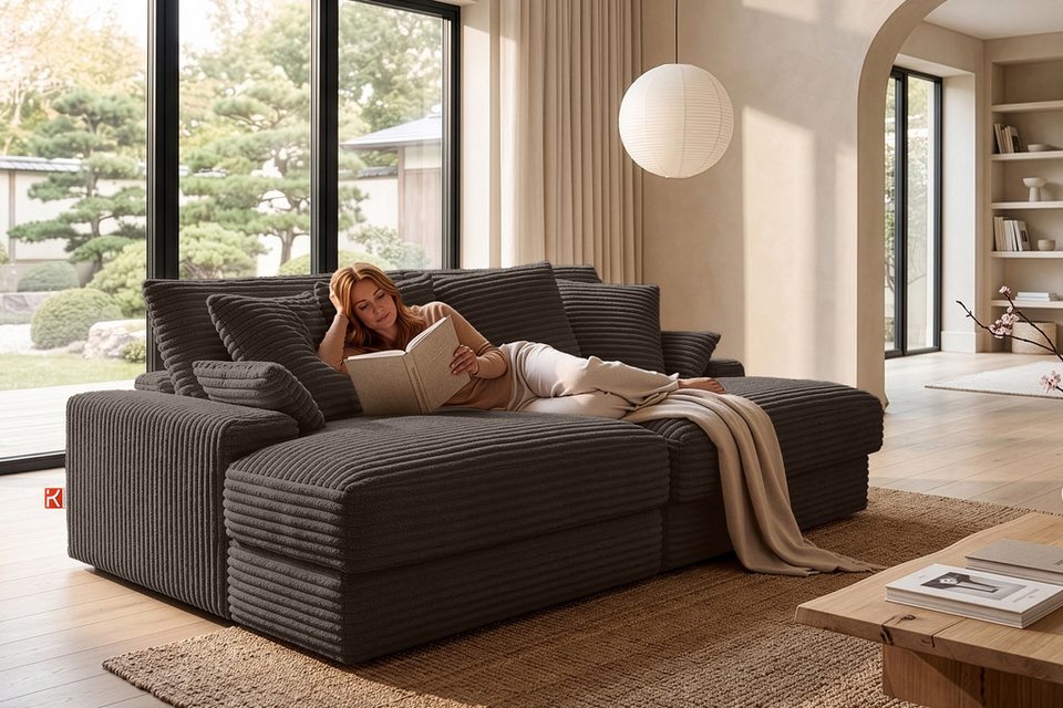 KONSIMO ACERA Big Sofa aus braunem Breitcord mit sechs Zierkissen