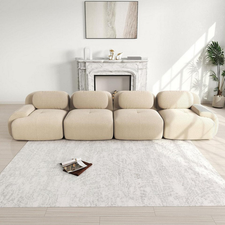 Beiges Cord Sofa mit vier Sitzplätzen im Wohnzimmer