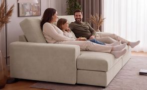 Familie entspannt auf dem Big Sofa ANERO in Beige